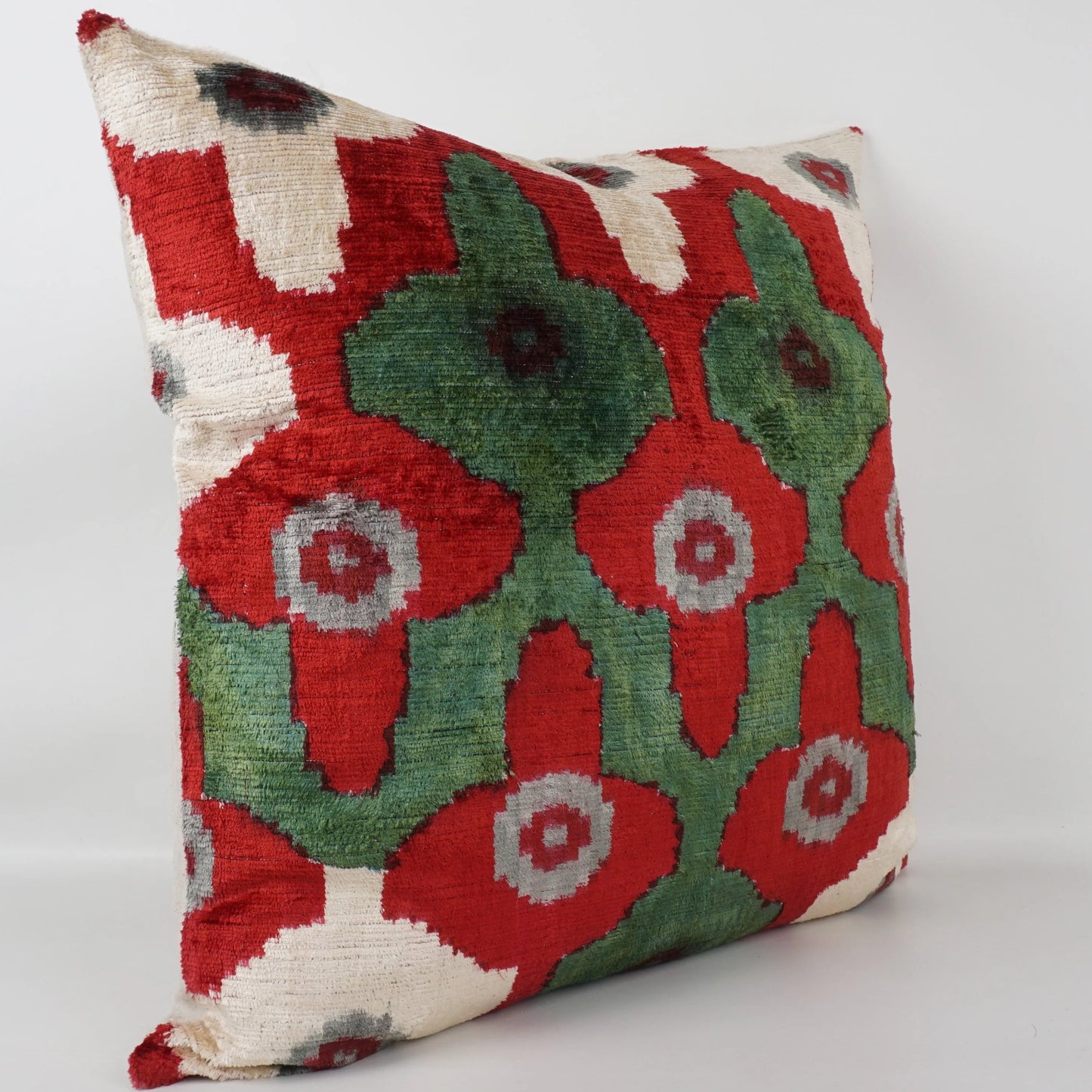 Ottoman red and green cushion in silk velvet.