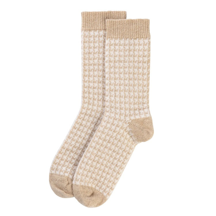 Beige cashmere socks in houndstooth check.