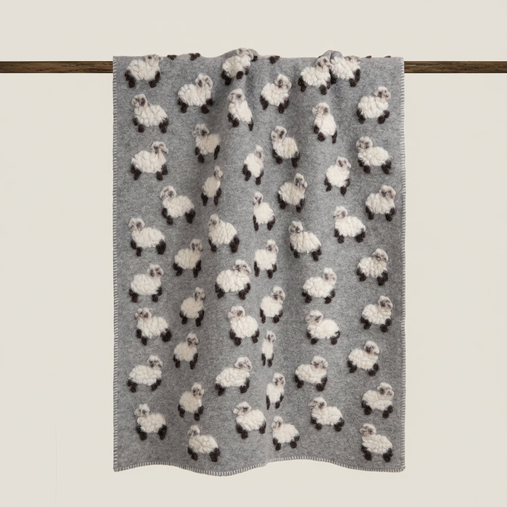 Baby blanket with lamb patterns in wool.