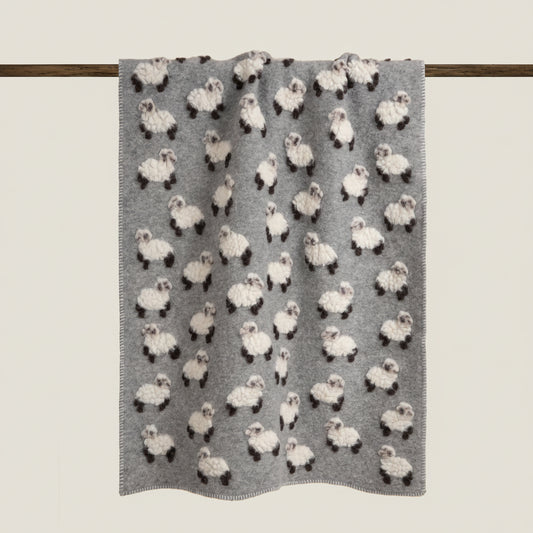 Baby blanket with lamb patterns in wool.
