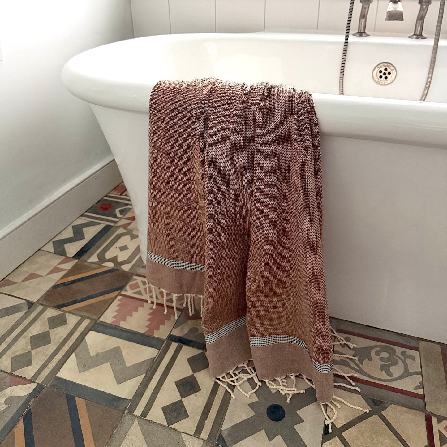 cassis cinnamon and black towel