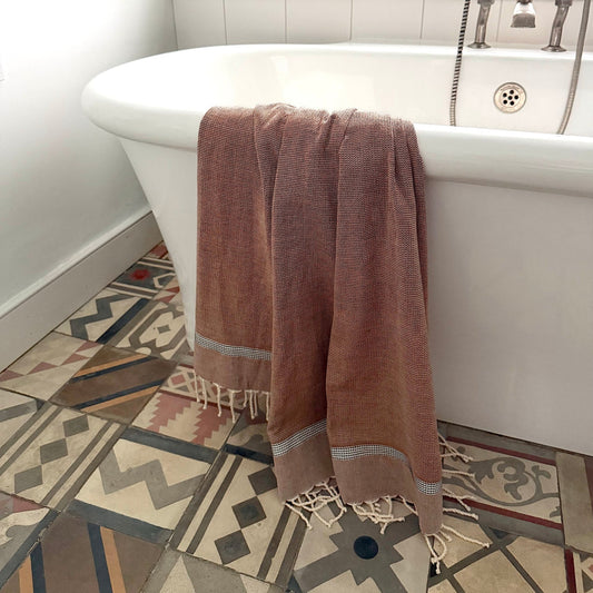 cassis cinnamon and black towel