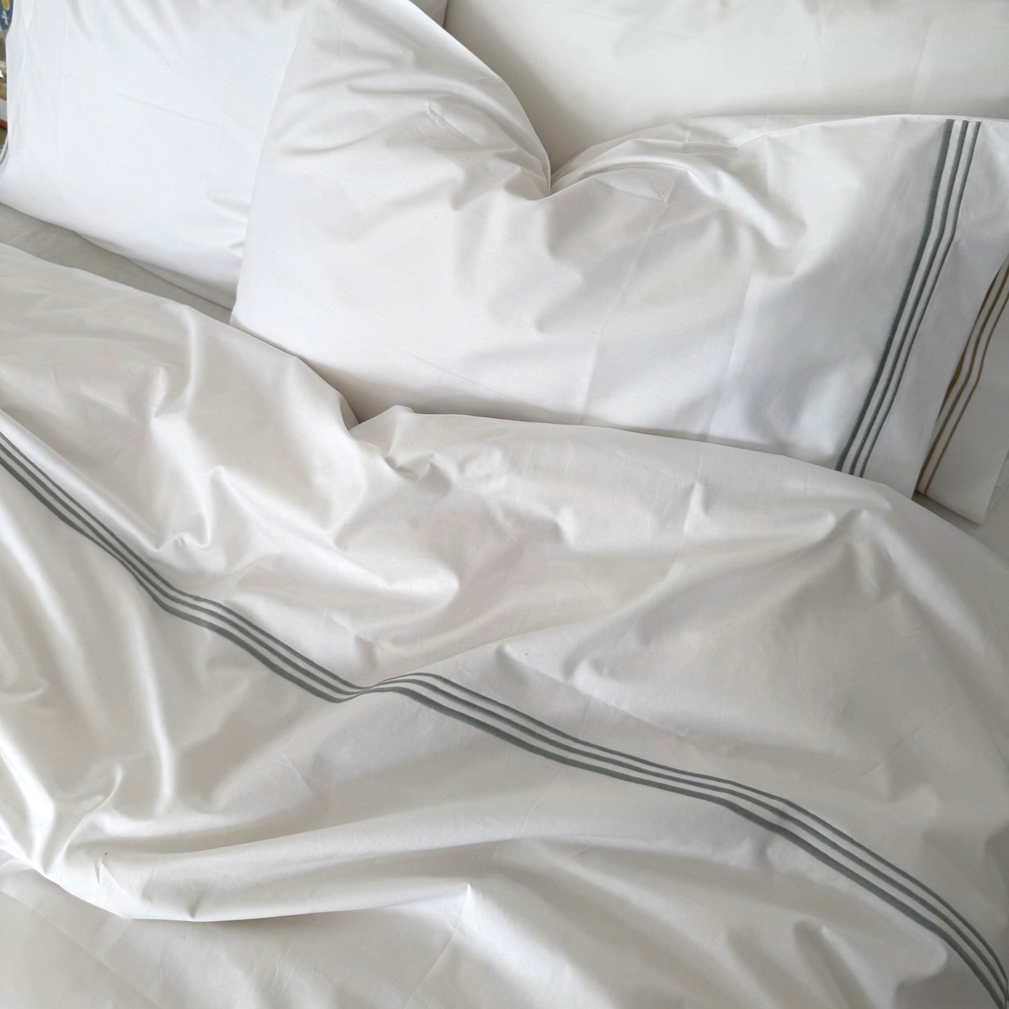 white percale belinen with lagoon coloured cording