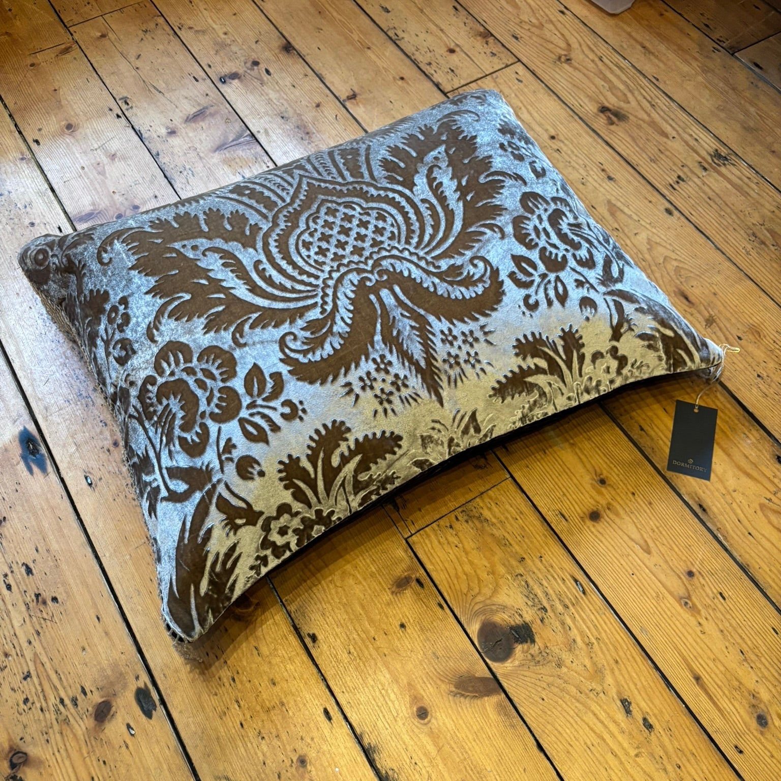 Beaded fringed cushion in a silk velvet gaufrage.