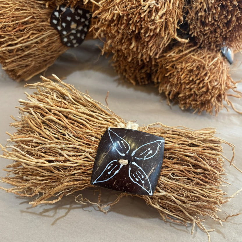 Decorative vetiver bundle with coco button.