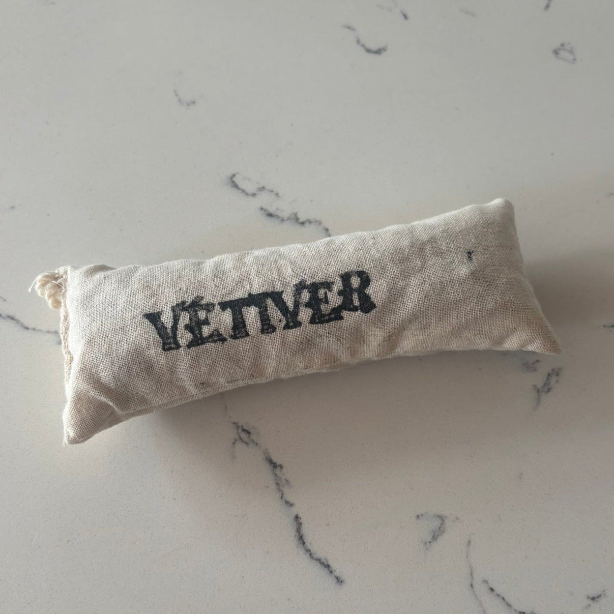 Vetiver and ravintsara sachet.
