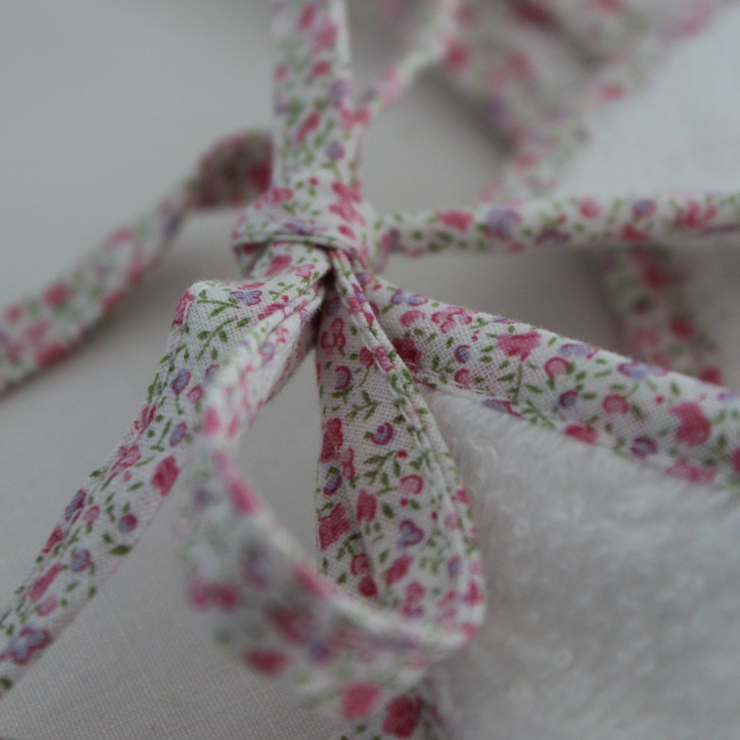 Tie bib in floral print