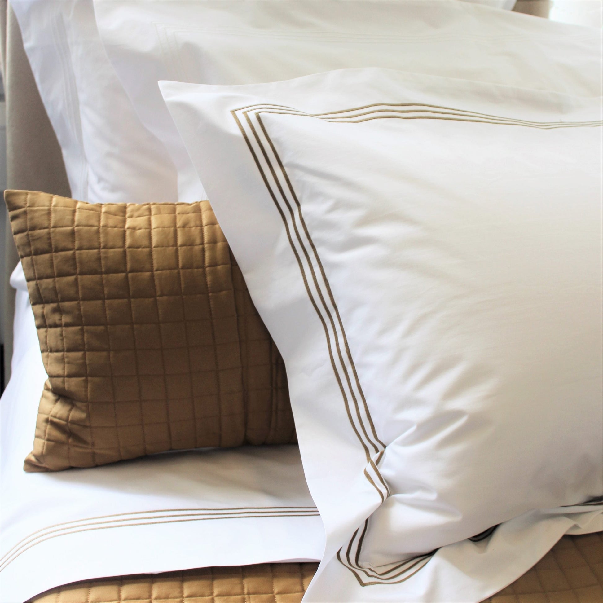 Palazzo White/Hare on Bed
